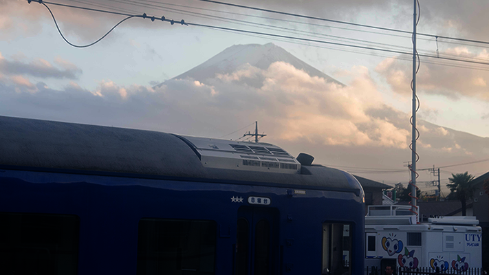 Fuji-san hinter Wolken