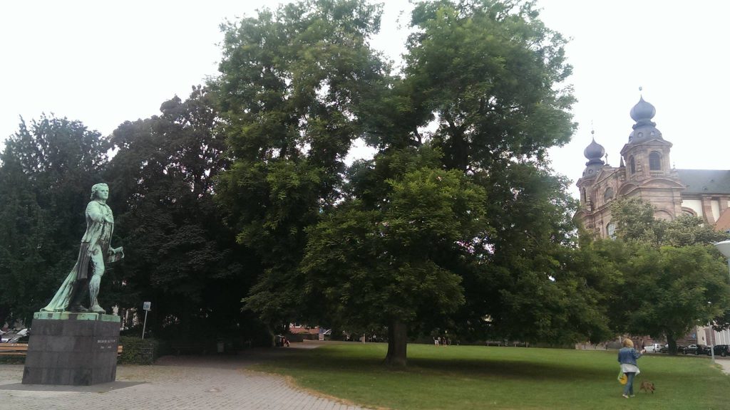 Park mit Statue