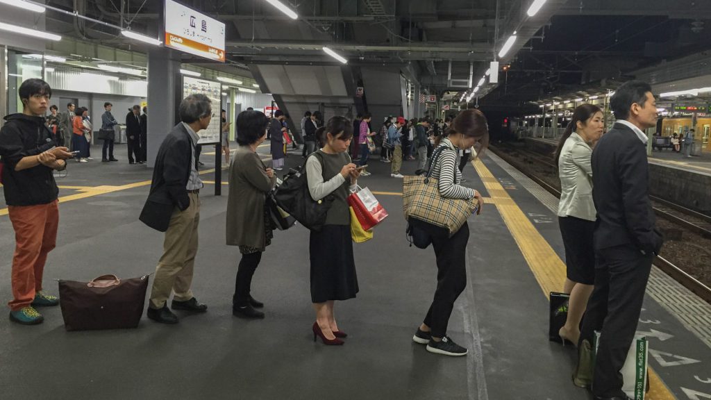 Anstehen beim Zug gehoert sich in Japan