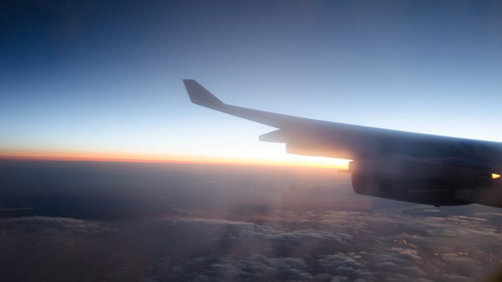 Sicht auf die Landschaft vom Flugzeug aus