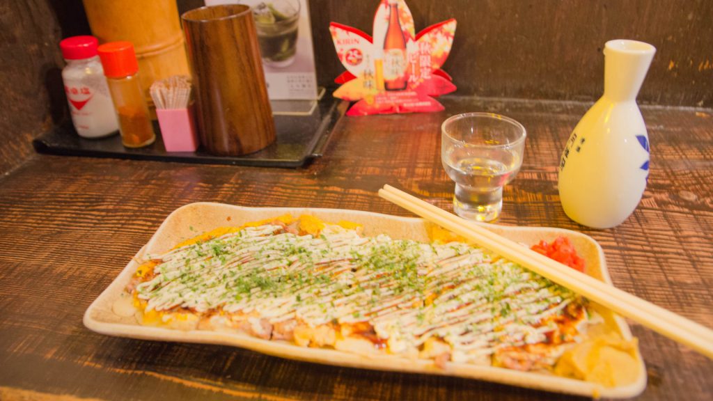 Okonomiyaki und Sake im Izakaya in Fukuoka Japan