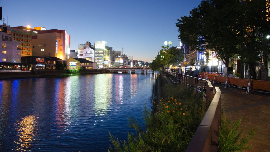 Abendliche Aussicht auf den Fluss in Fukuoka Japan