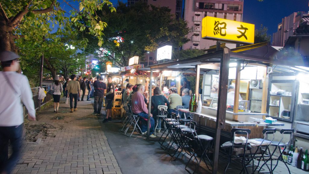 Essensstaende am Fluss in Fukuoka Japan