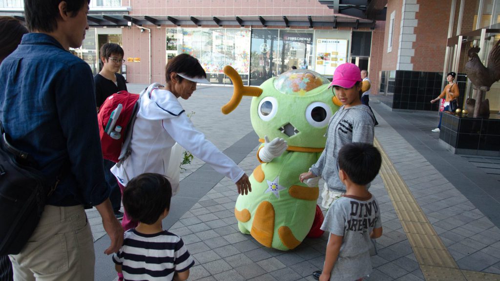 Das Otsu Masskottchen am Bahnhof in Oita Japan