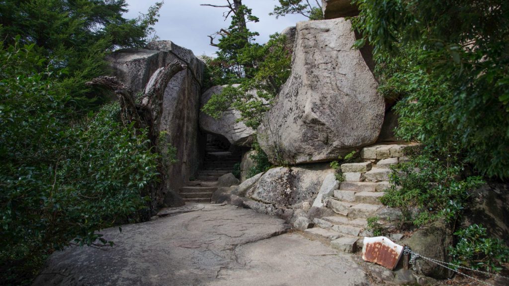 Wanderweg und Felsen in Miyajima Japan