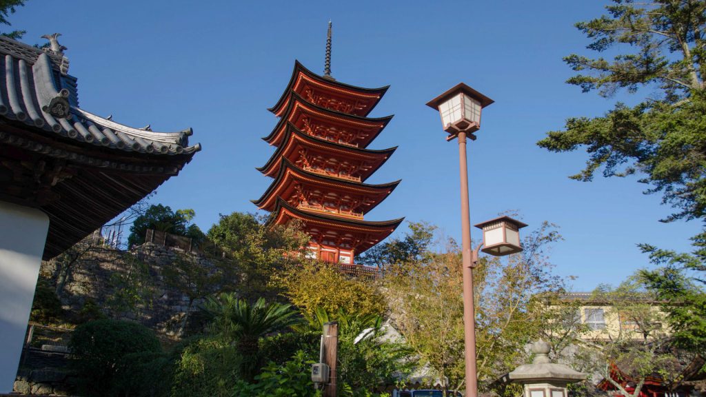 Fuenfstoeckige Pagode in Miyajima Japan