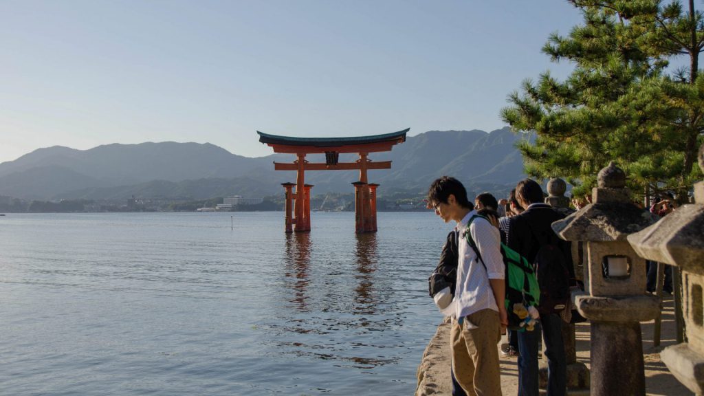 Das Toori in Miyajima Japan mit Menschen