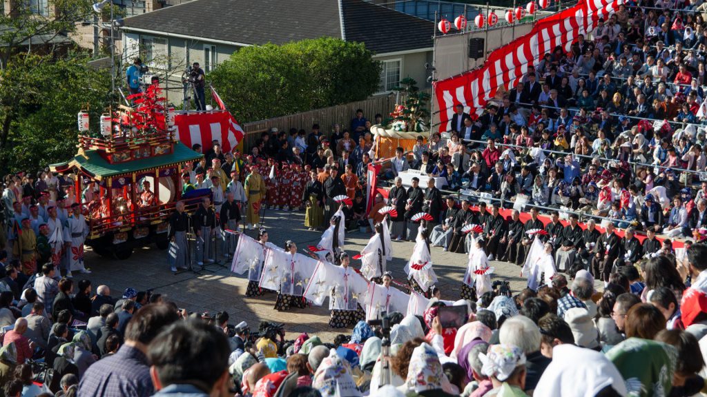 Traditioneller Tanz beim Okunchi Festival in Nagasaki Japan