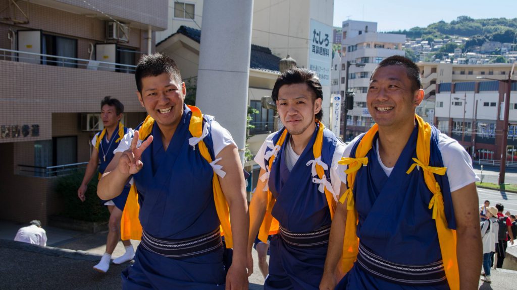 Schreintraeger beim Okuchi Festival in Nagasaki Japan