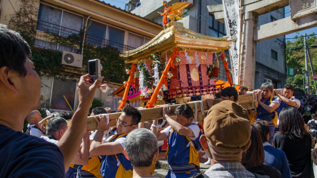 Mit dem Schrein unterwegs am Okunchi Festival in Nagasaki Japan