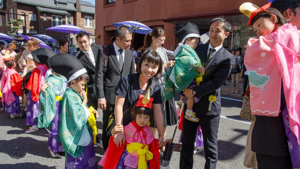 Suesse Kinderkostueme beim Okunchi Festival in Nagasaki Japan