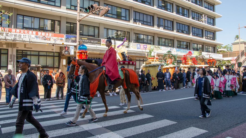 Stattlicher Umzug beim Okunchi Festival in Nagasaki Japan