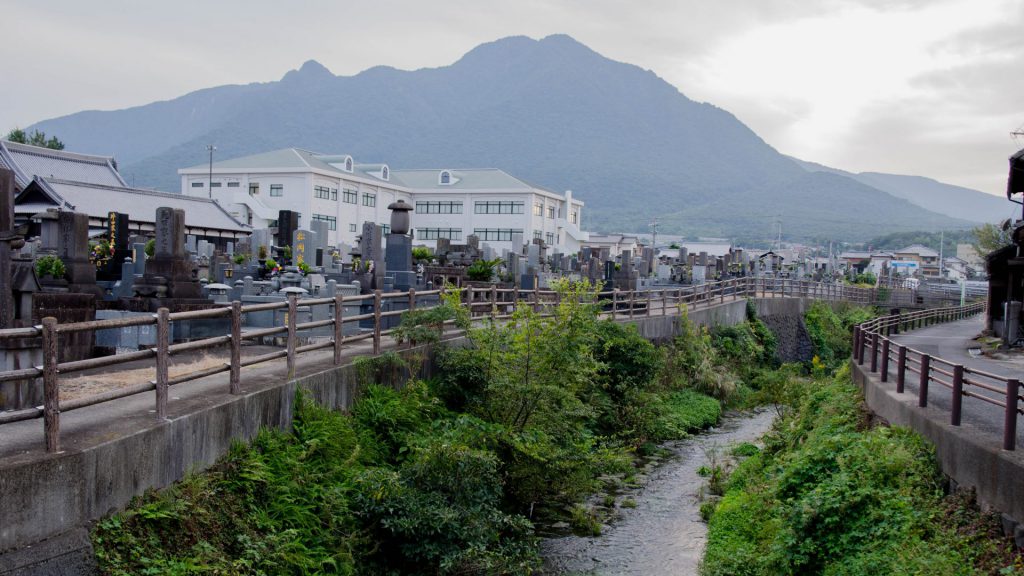 Friedhof und Fluss-Ansicht in Shimabara Japan