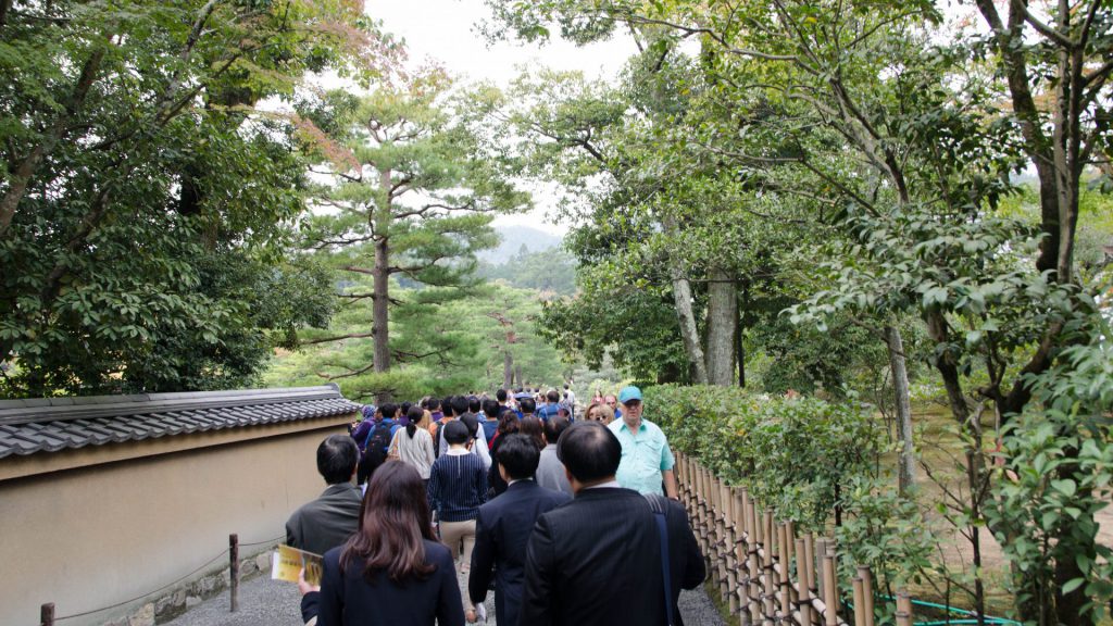 Touristenschlangen vor dem goldenen Pavillion in Kyoto