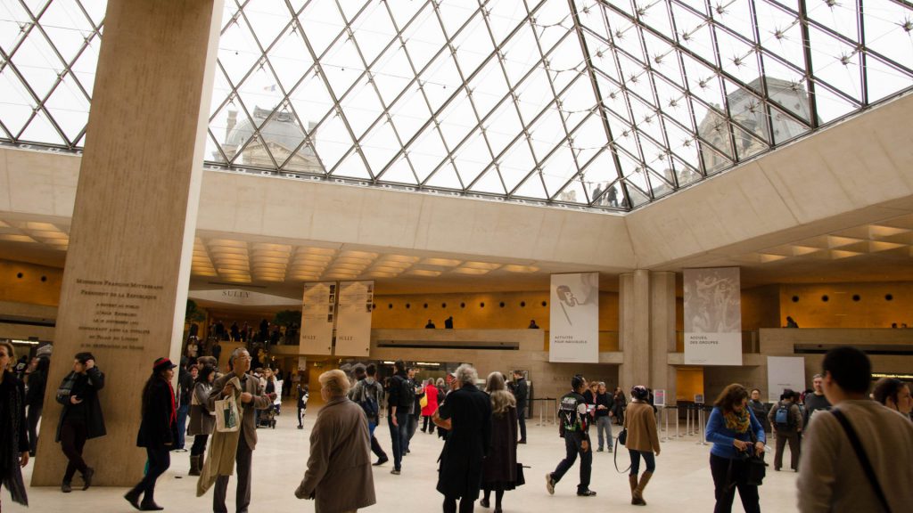 Eingangshalle des Louvre in Paris