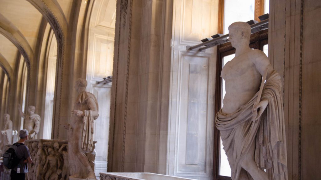 Statuen im Louvre in Paris